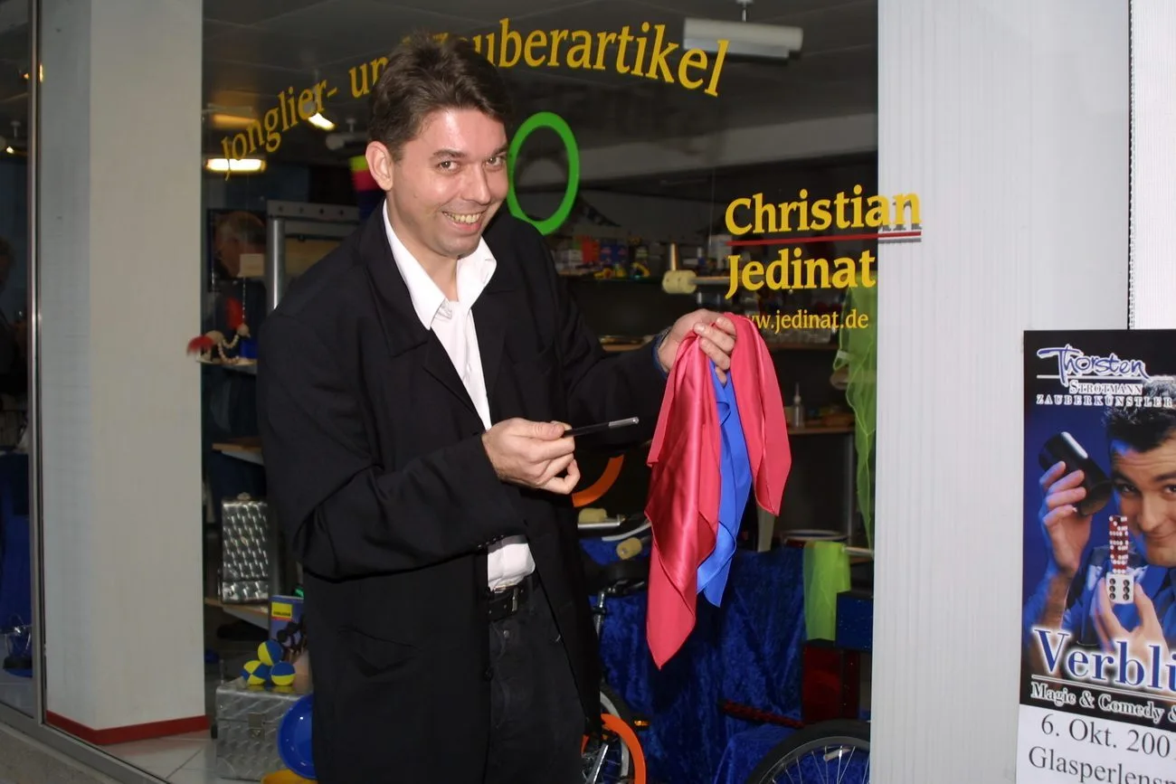Christian Jedinat vor seinem Ladengeschäft für Jonglier- und Zauberartikel