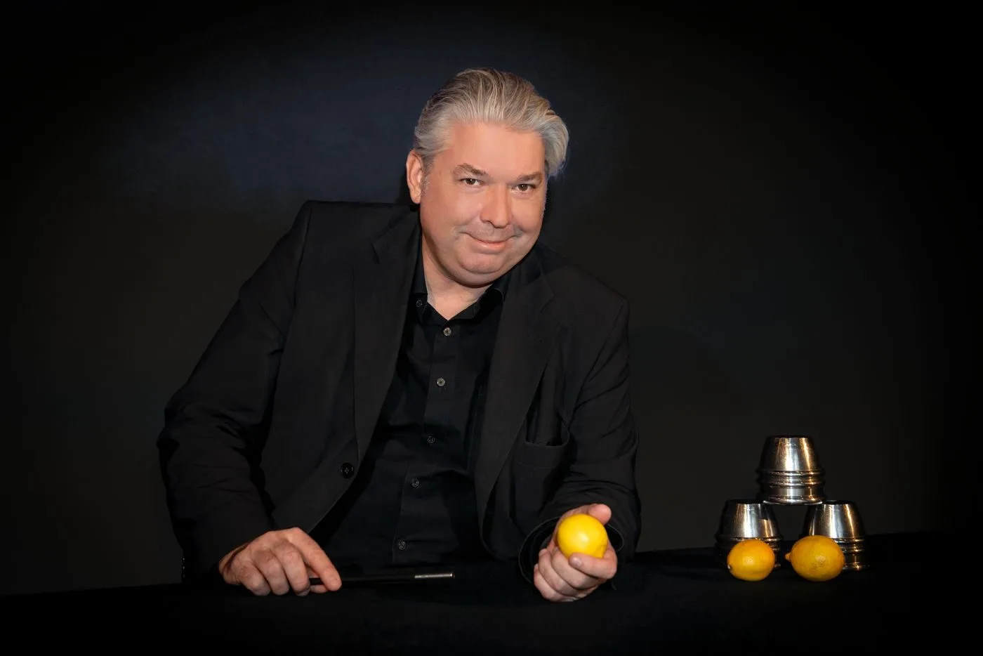 Christian Jedinat mit Becherspiel und Zitronen