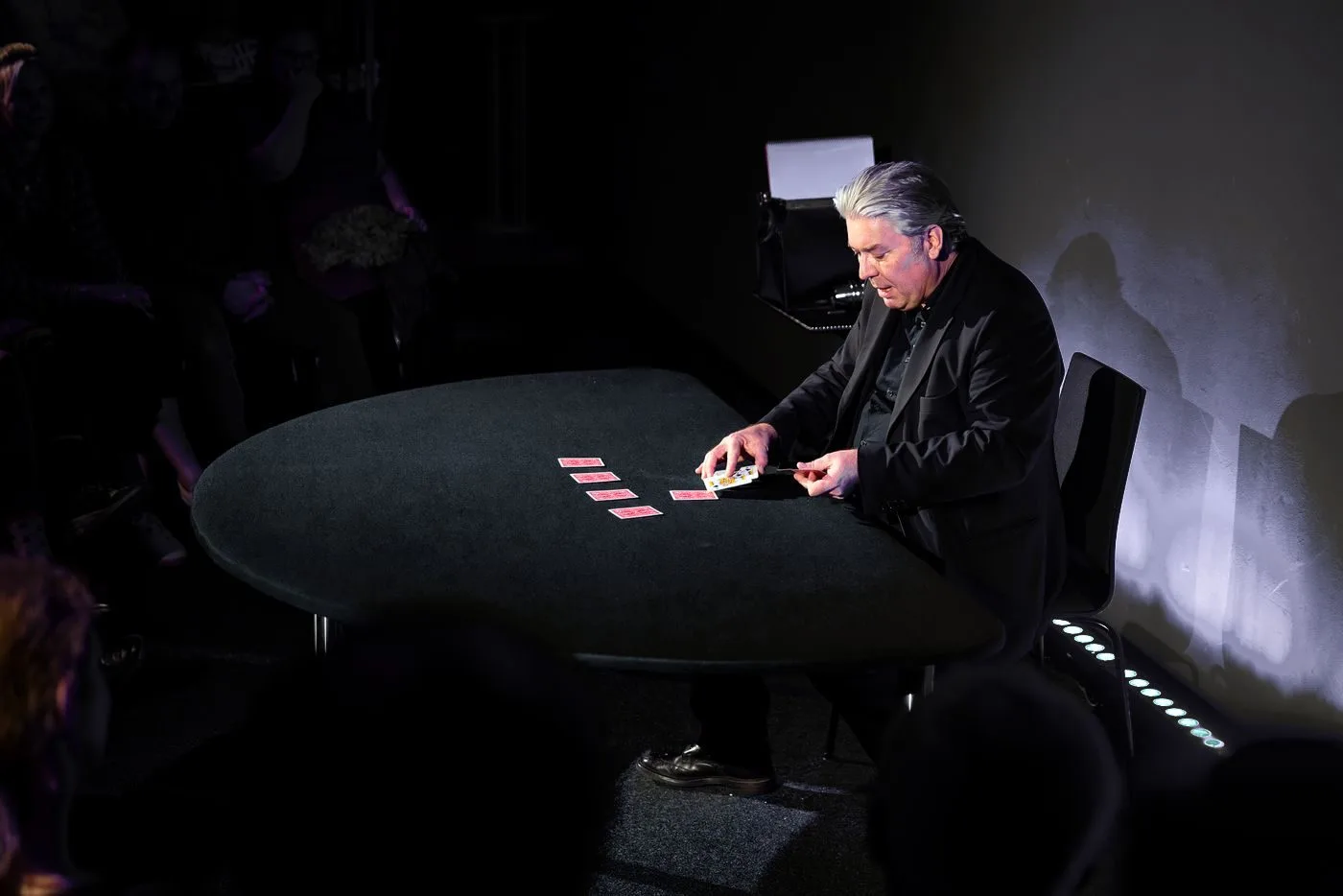 Christian Jedinat am Black Table vor Publikum