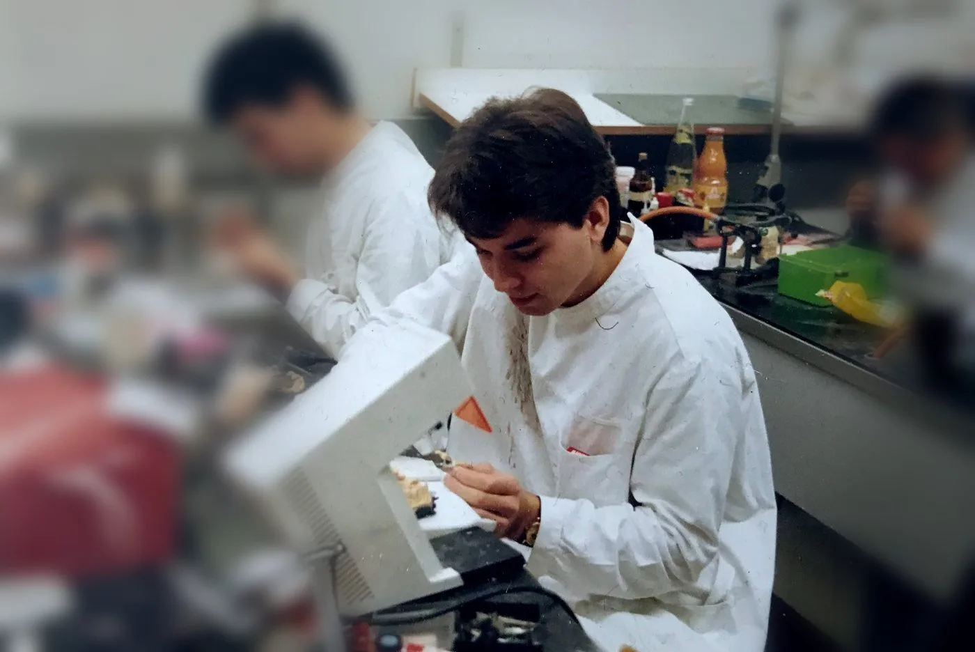 Christian Jedinat als junger Zahntechniker im Dentallabor