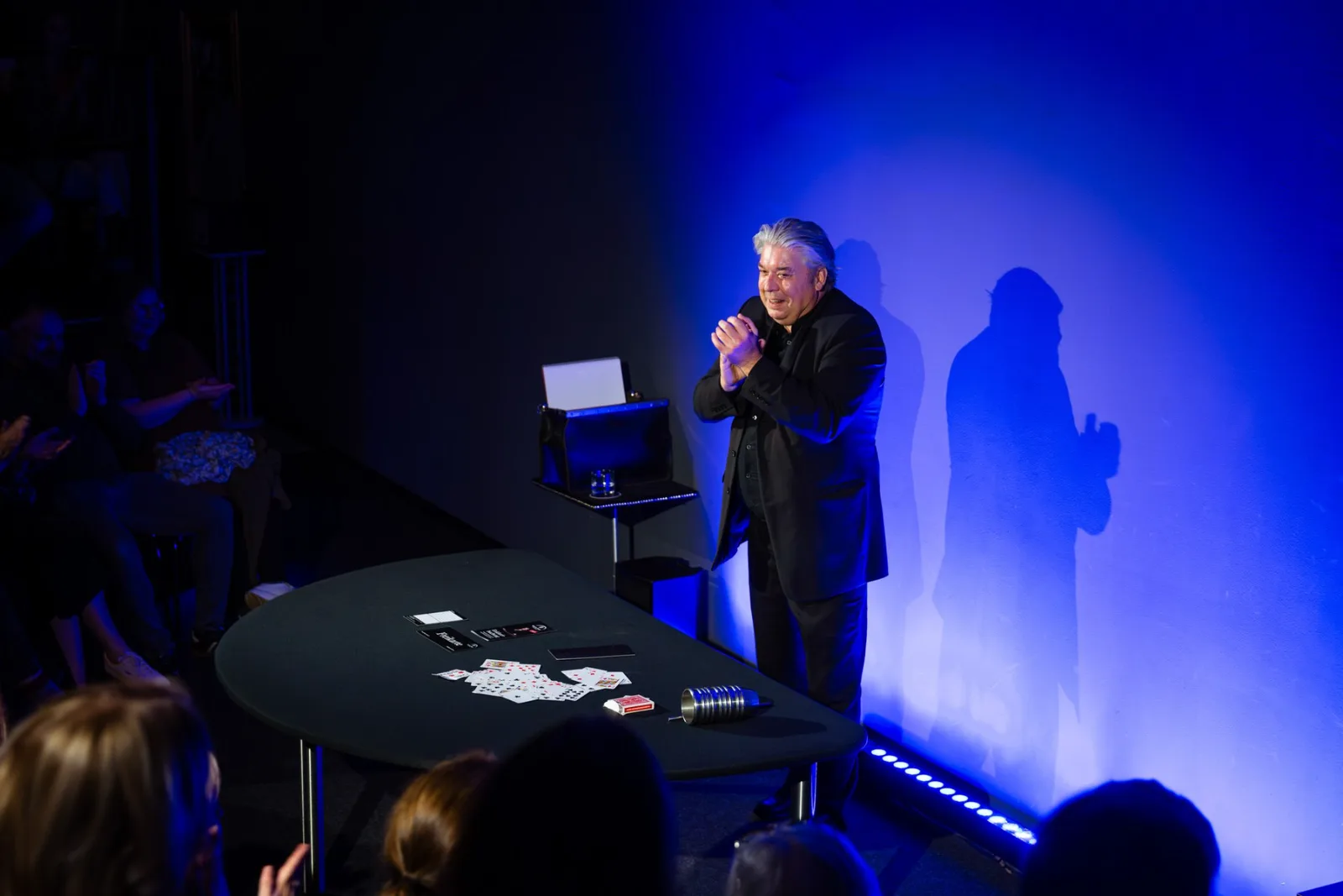 Titelbild: 10 Jahre Black Table Magic Theater