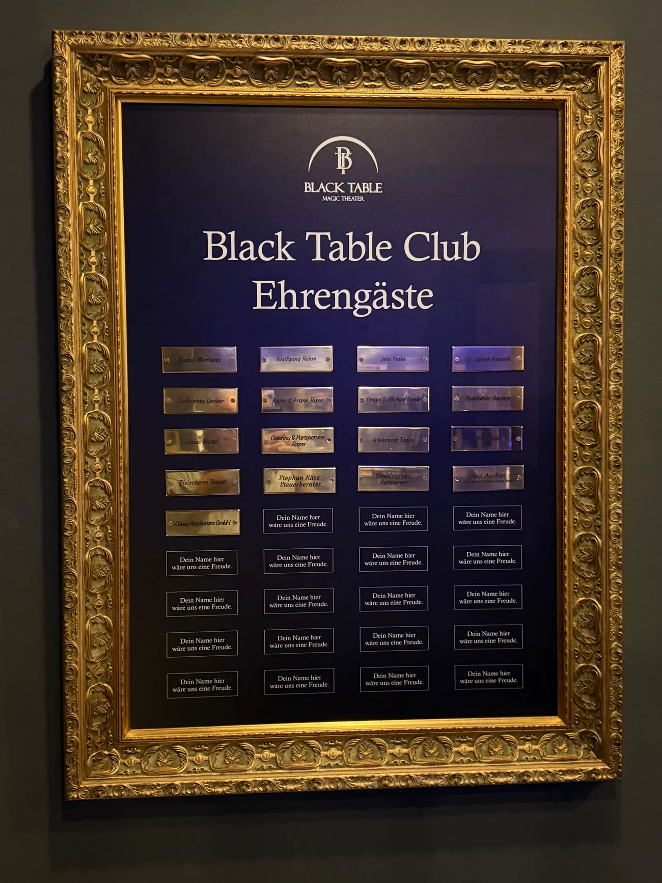 Goldgerahmte Ehrentafel „Black Table Club Ehrengäste“ mit den Namensplaketten der Förderer und Freunde des Hauses
