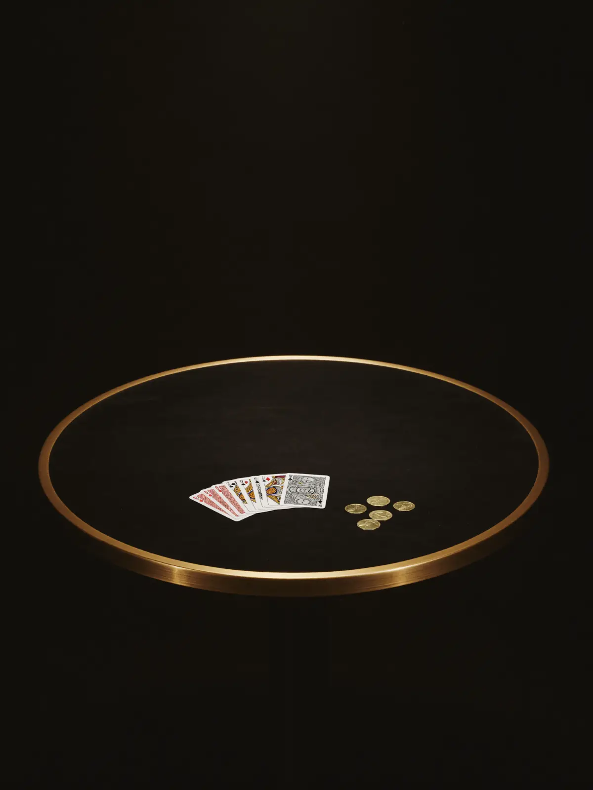 The black table – cards and a gold edge